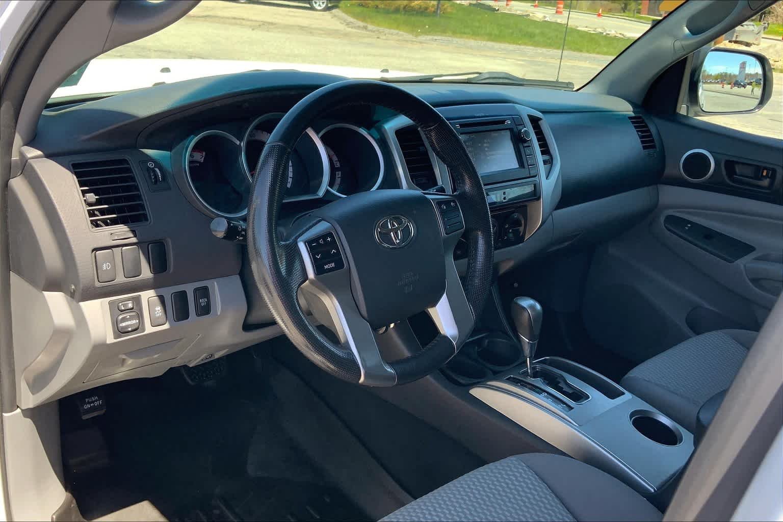 Used 2013 Super White Toyota  image 17
