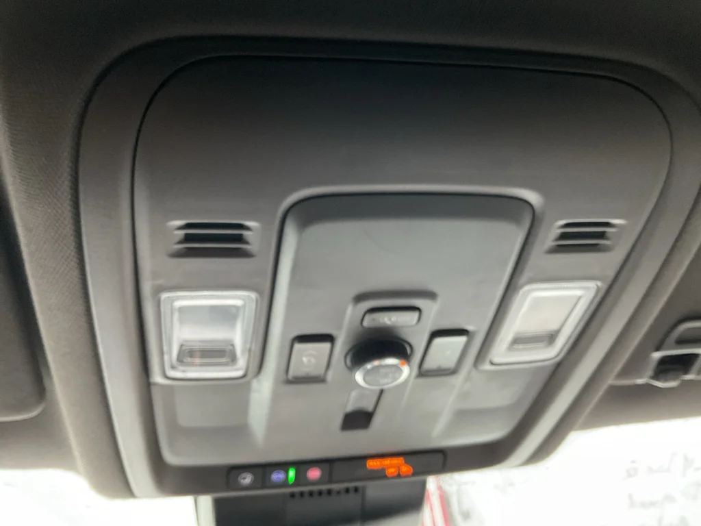 Used 2025 Summit White GMC Elevation image 30
