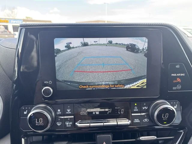 2025 Toyota Highlander LE - Photo 17
