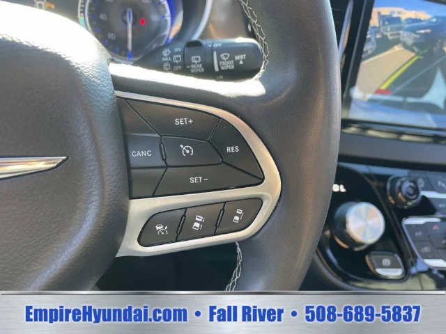 Used 2025 White Chrysler Select image 28