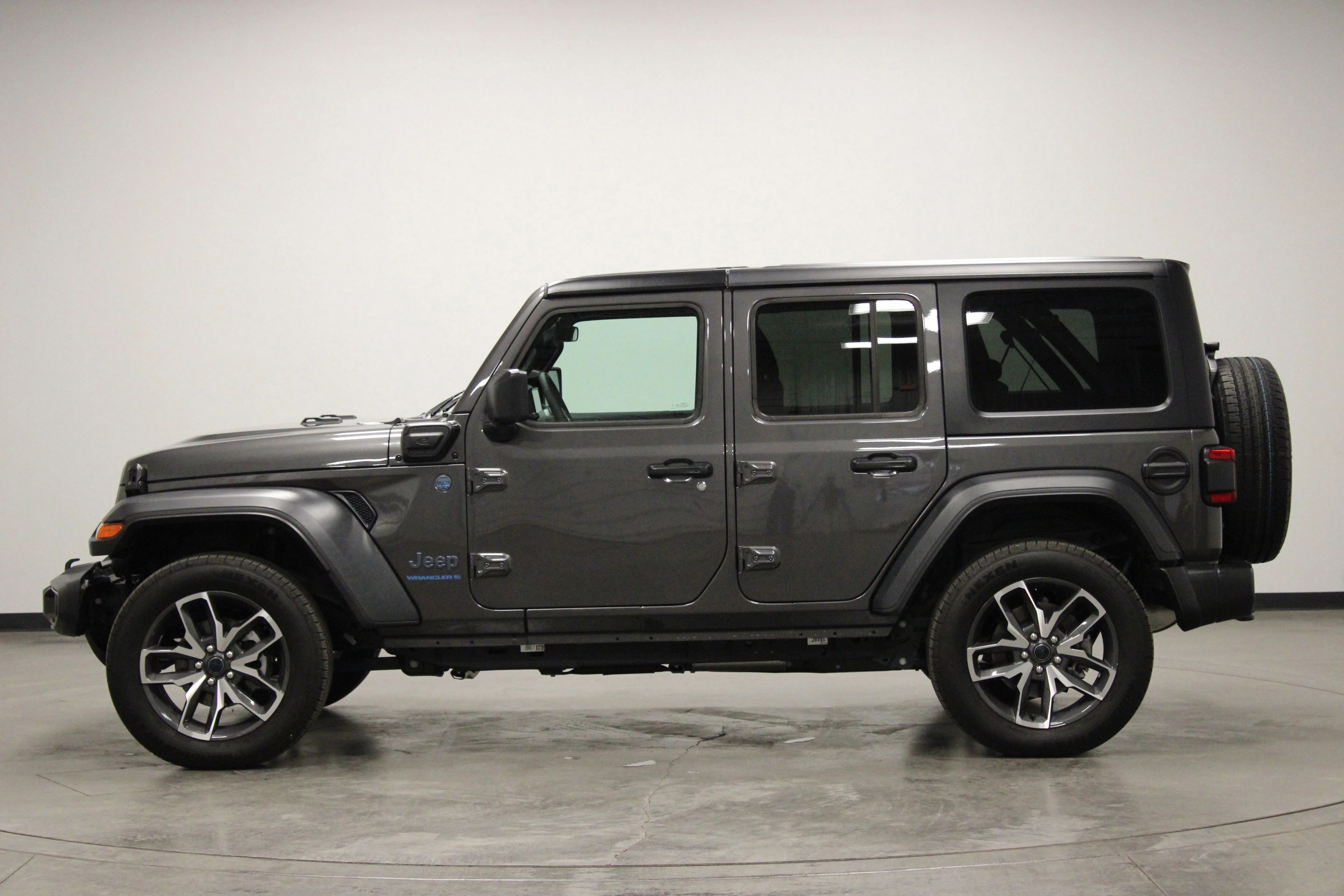 Used 2025 Granite Crystal Metallic Clearcoat Jeep Sport S image 5