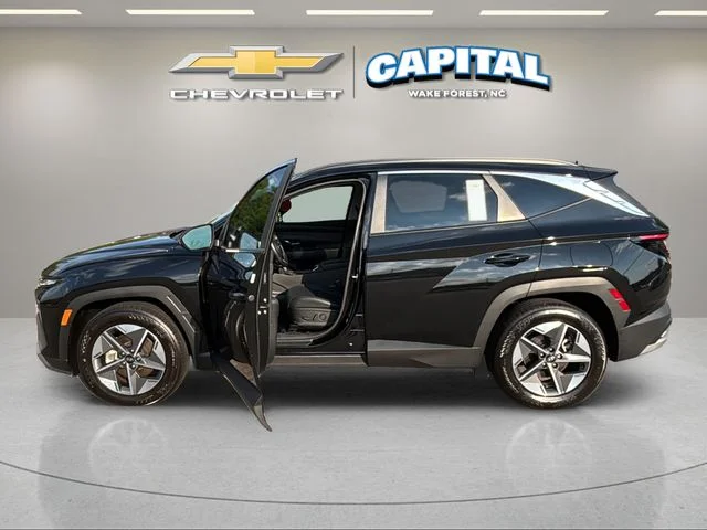 Used 2025 Black Hyundai SEL Convenience image 9