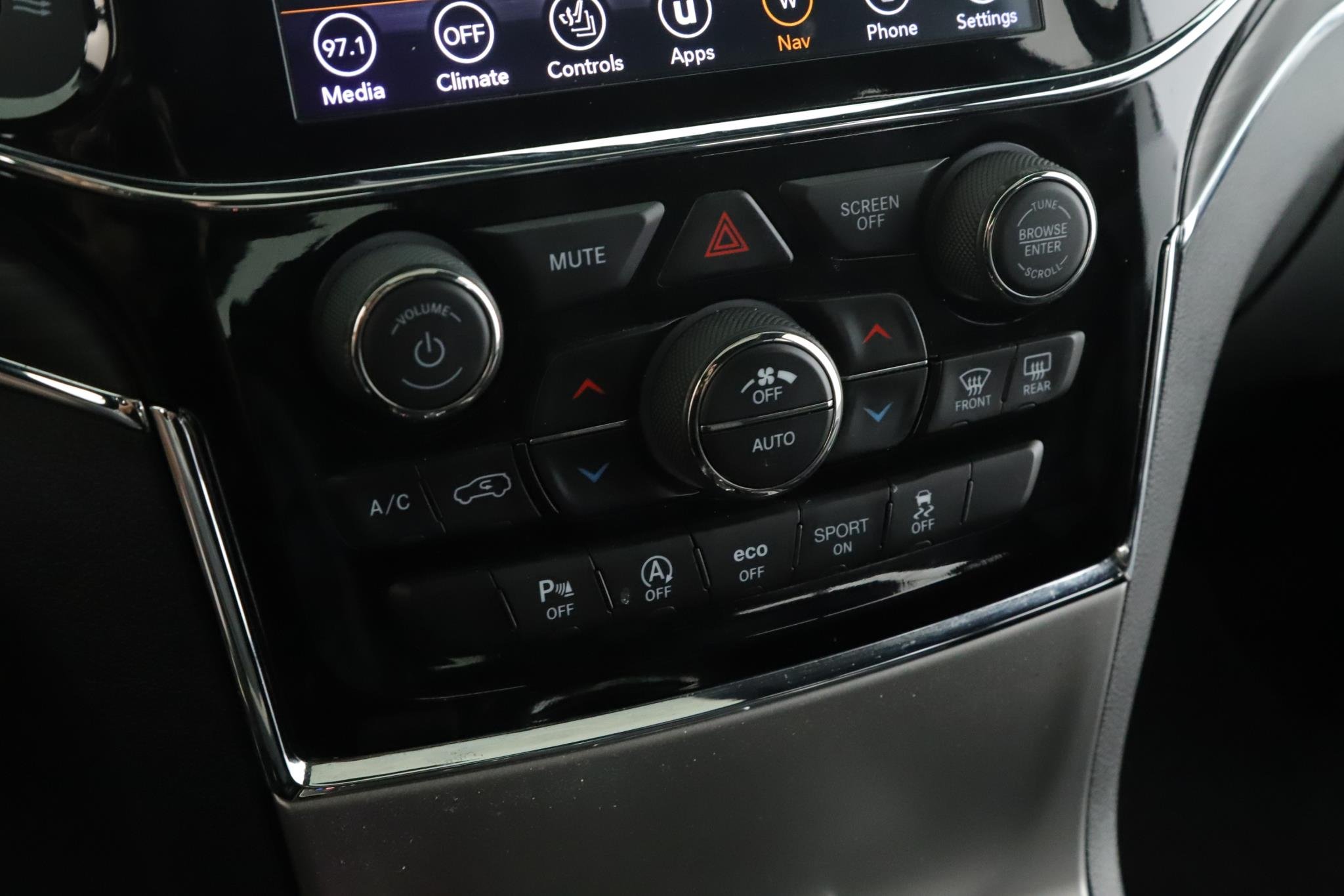 Used 2020 White Jeep Limited 4x4 image 15