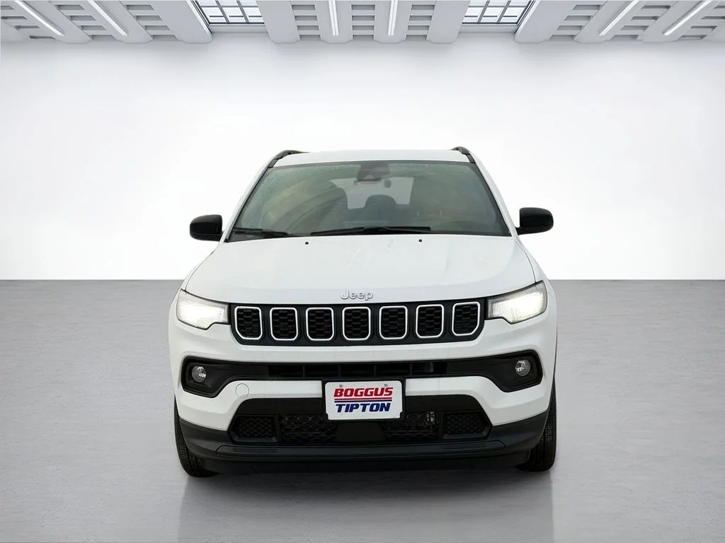 New 2026 Bright White Clearcoat Jeep Latitude image 8