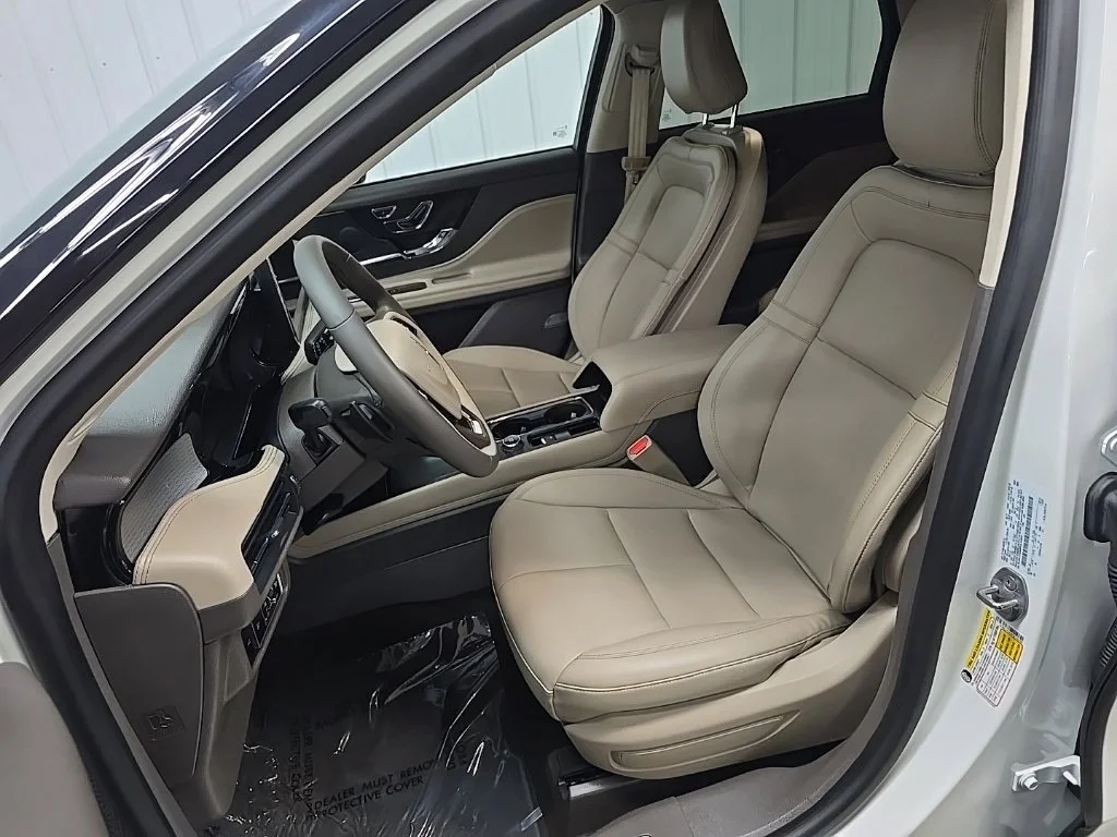 Used 2023 White Lincoln Standard image 31