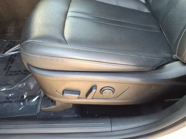 Used 2023 White Kia S image 17