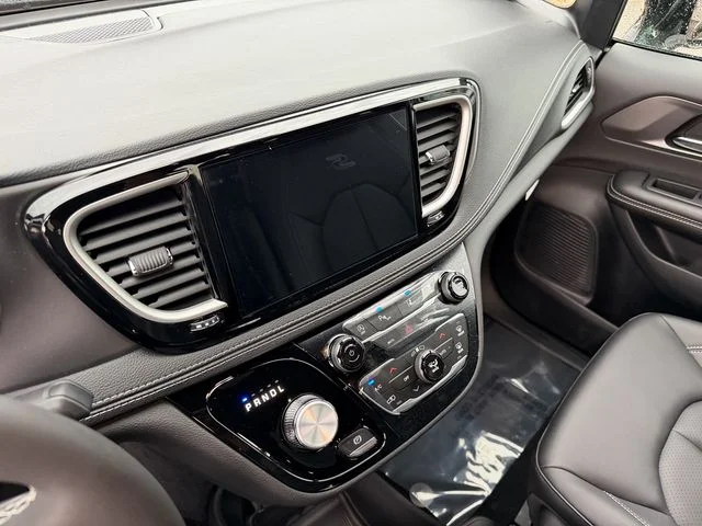 New 2026 Bright White Clear-Coat Exterior Paint Chrysler Select image 19