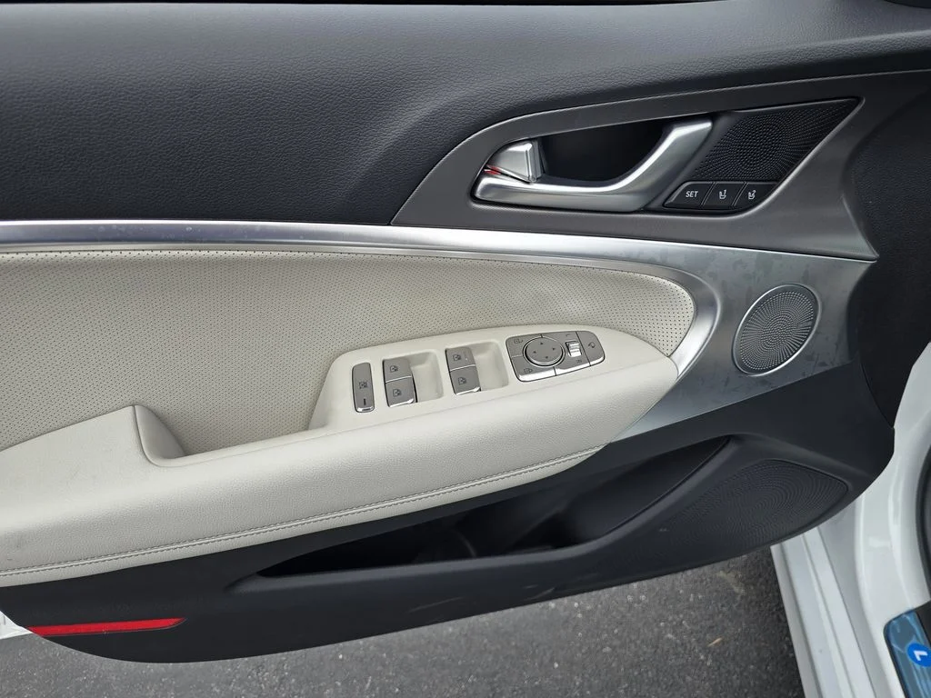 New 2026 Silver Genesis 3.3T Sport Prestige image 16