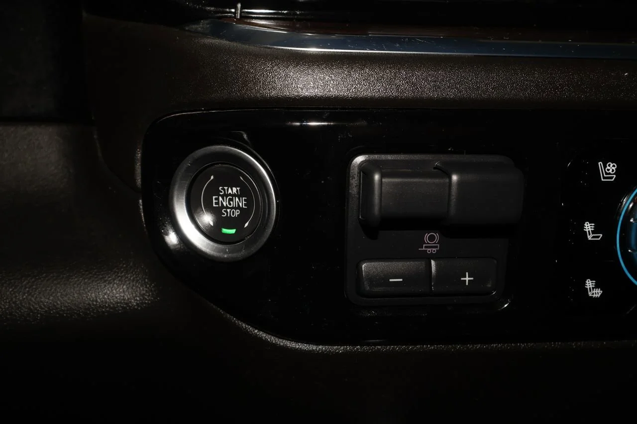 Used 2024 Onyx Black GMC SLT image 17
