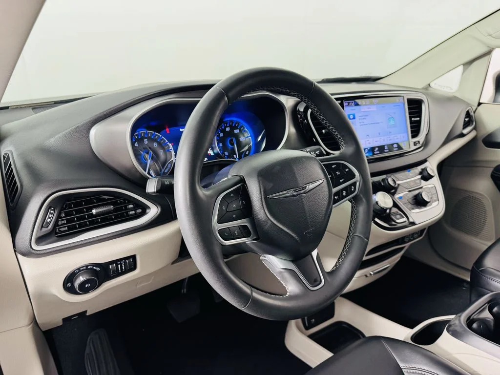Used 2023 Black Chrysler Touring L image 9