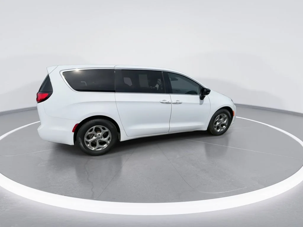 Used 2024 White Chrysler Limited image 8