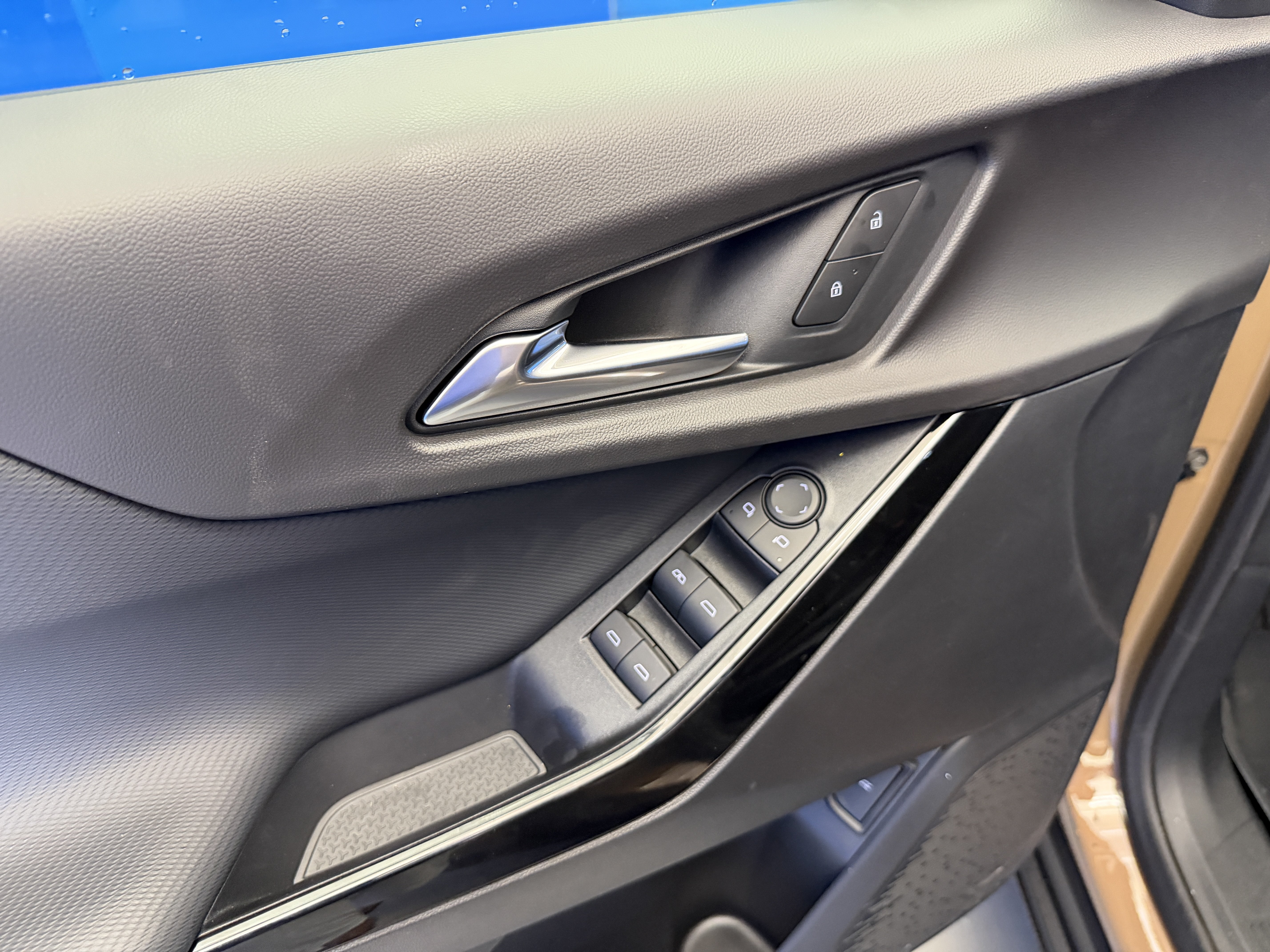 2027 Chevrolet Equinox LT - Photo 10