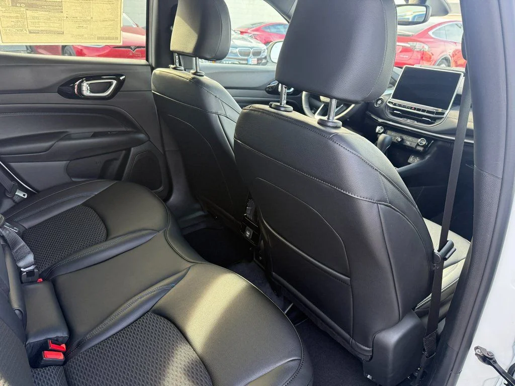 New 2026 White Jeep Latitude image 7