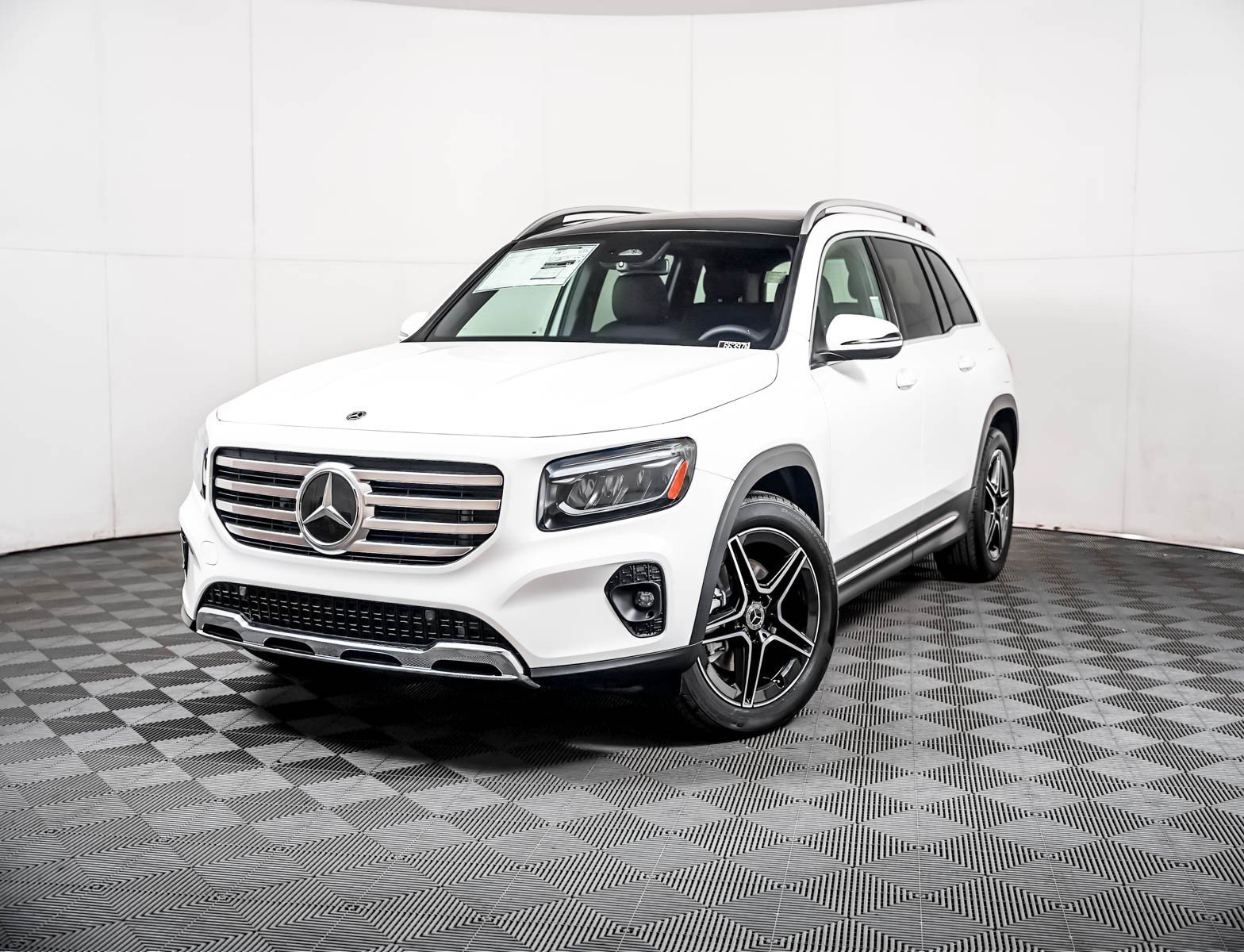 New 2026 Polar White Mercedes-Benz GLB 250 image 1