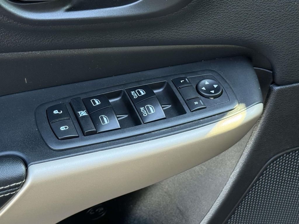 Used 2018 Crystal Metallic Jeep Limited image 29