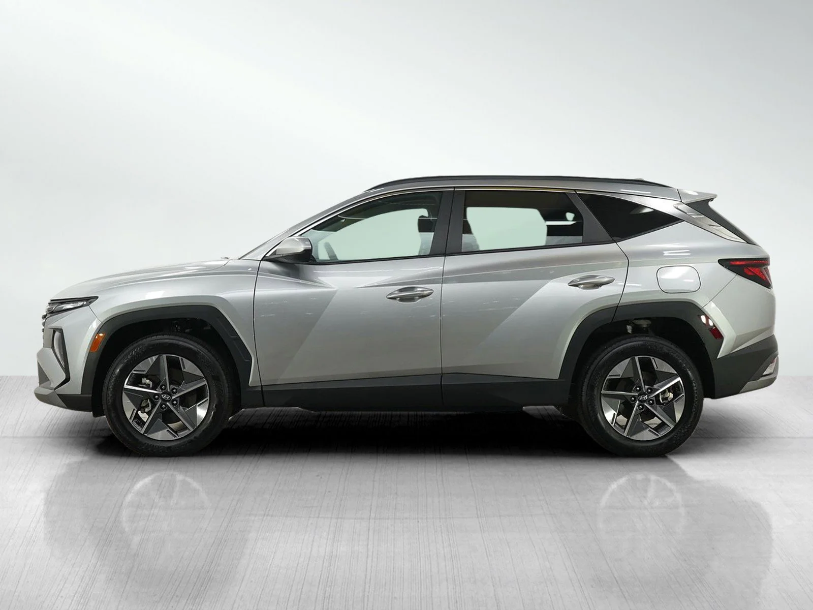 Used 2025 Hyundai Tucson SEL with VIN 5NMJBCDEXSH464356 for sale in Wayzata, Minnesota