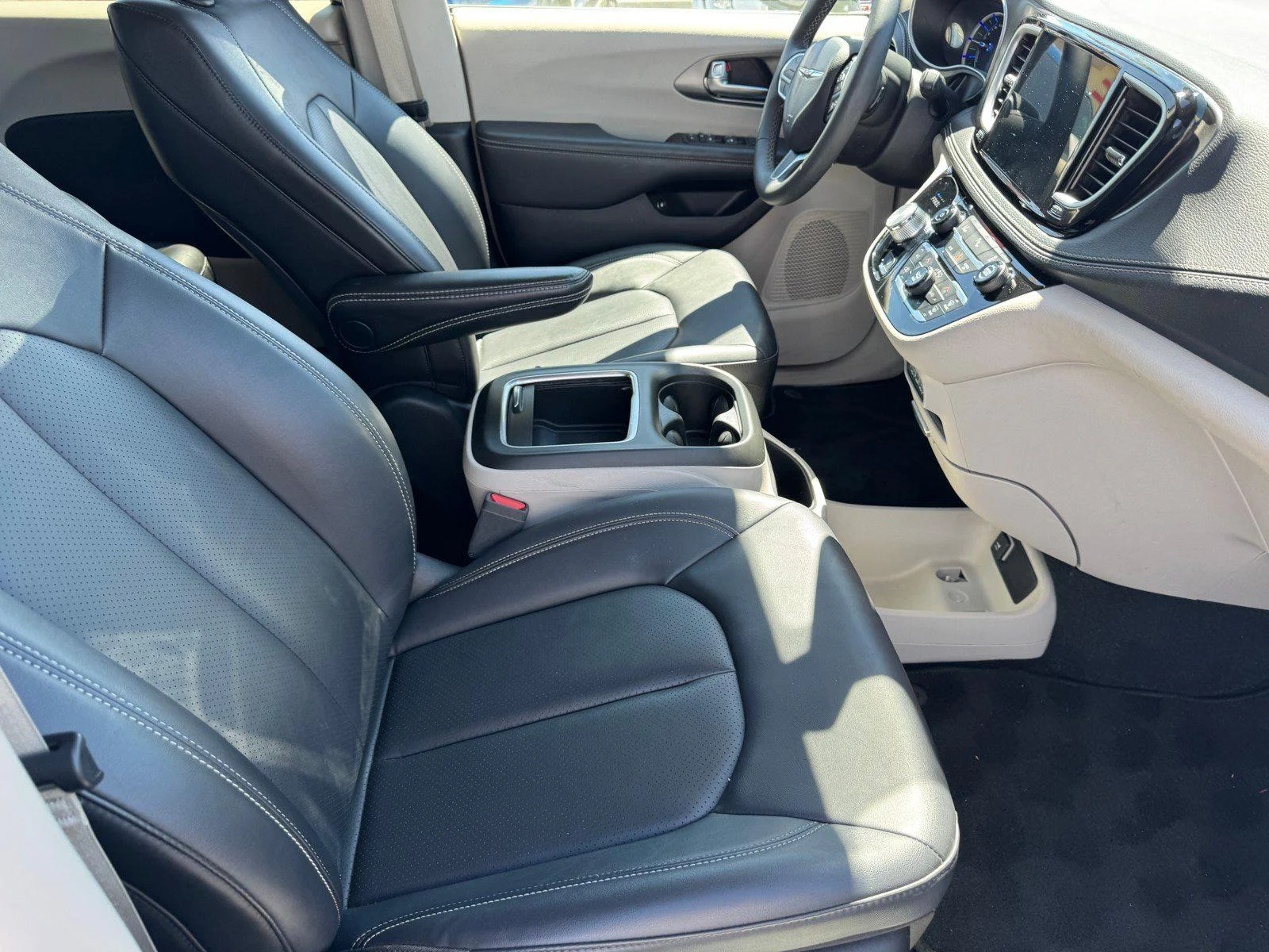 Used 2024 Bright White Clea Chrysler Hybrid Select image 8