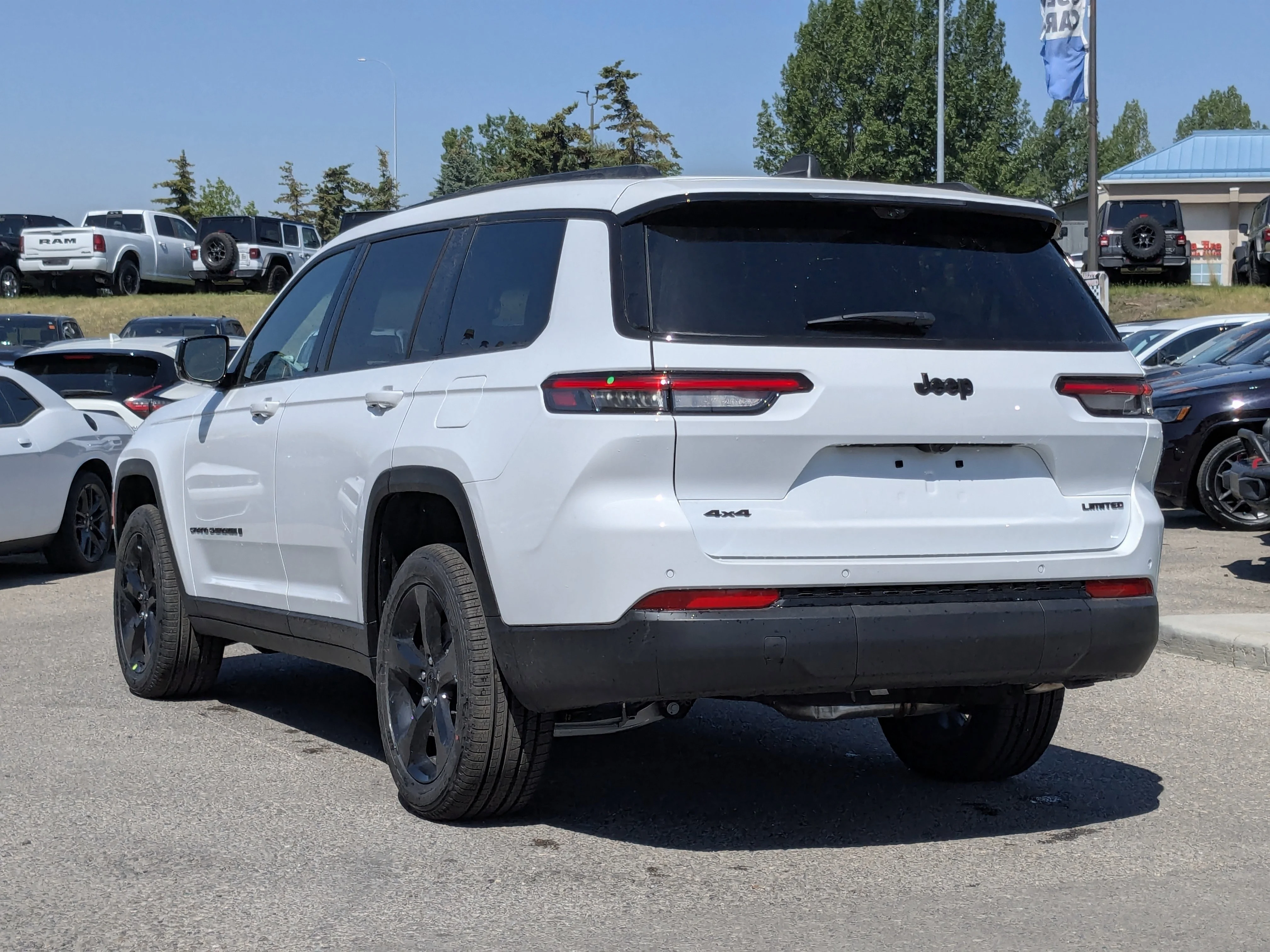 New 2025 White Jeep Limited - - Second row heated seats - Dual Pano Sunroof - Int FAM CAM - Black App Pkge & tons more image 5