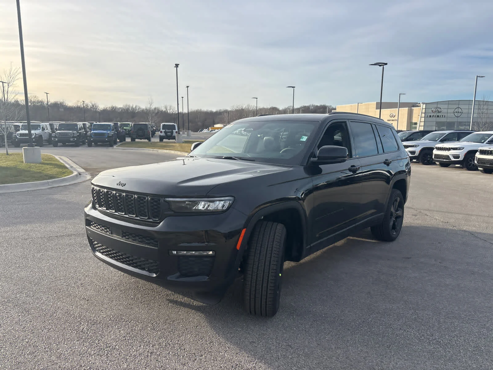 New 2025 Diamond Black Crystal Pearlcoat Jeep Limited image 4