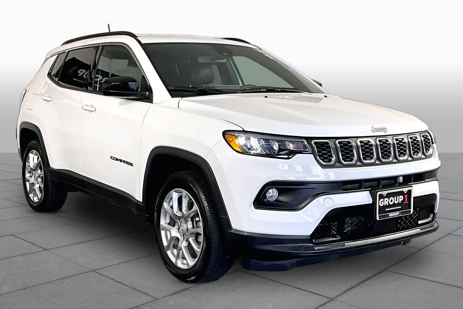Used 2024 White Jeep Latitude Lux FWD image 3