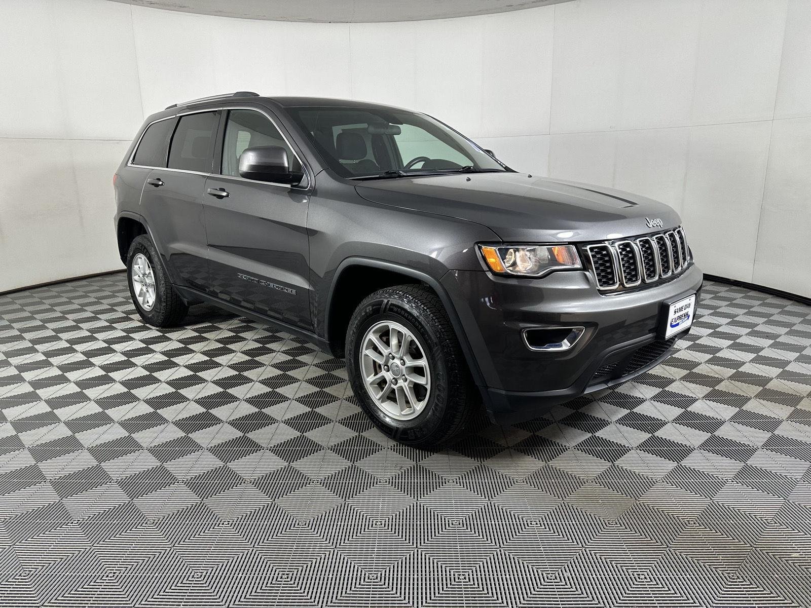 Used 2018 Granite Crystal Metallic Clearcoat Jeep Laredo E image 20