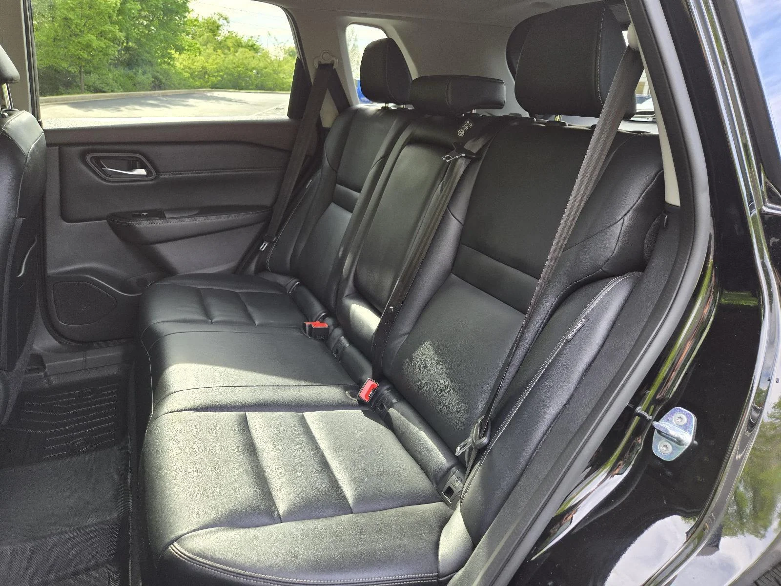 Used 2022 Super Black Nissan SL image 28