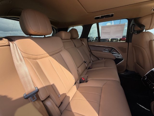 New 2026 Belgravia Green LAND ROVER SE image 17