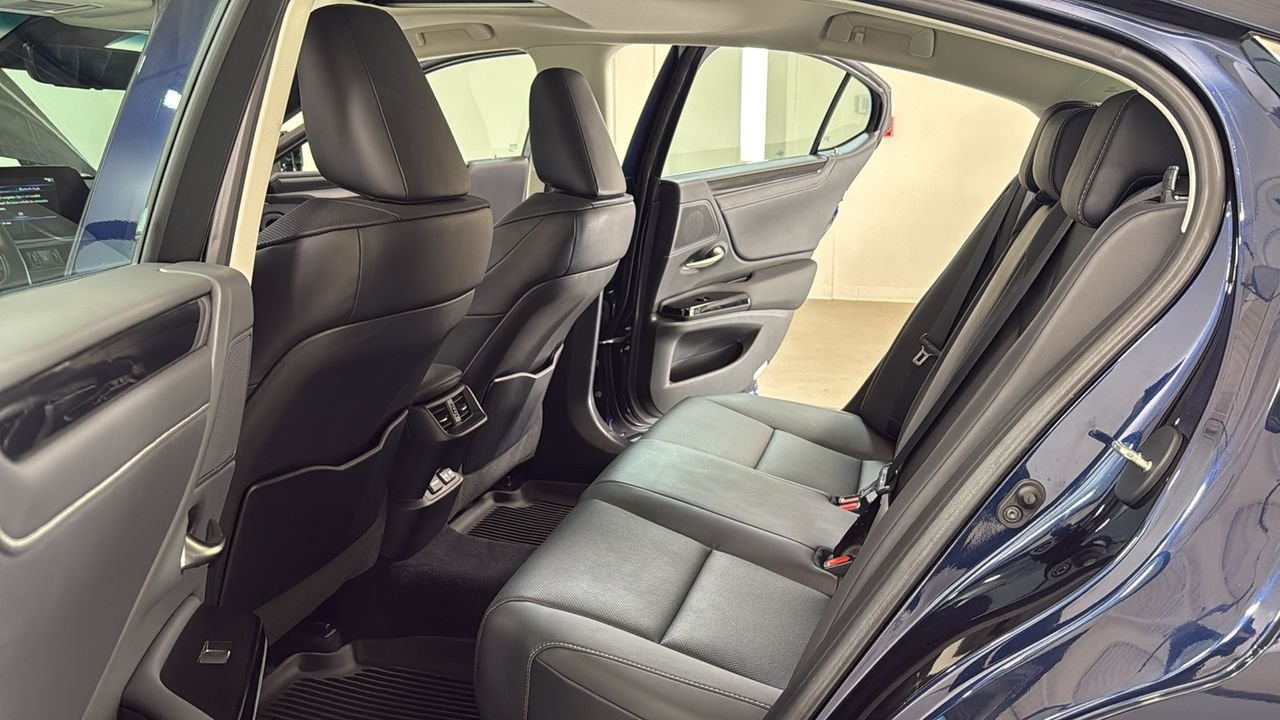2022 Lexus ES 350 - Photo 15