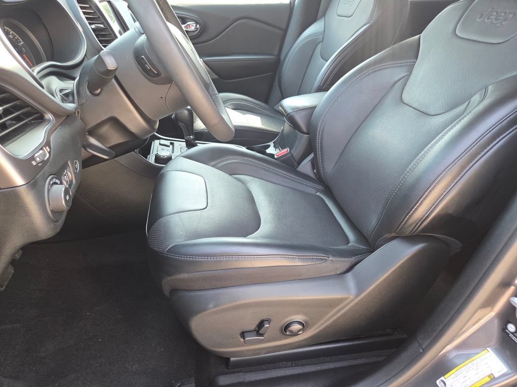 Used 2022 Granite Crystal Metallic Clearcoat Jeep Latitude Lux image 6