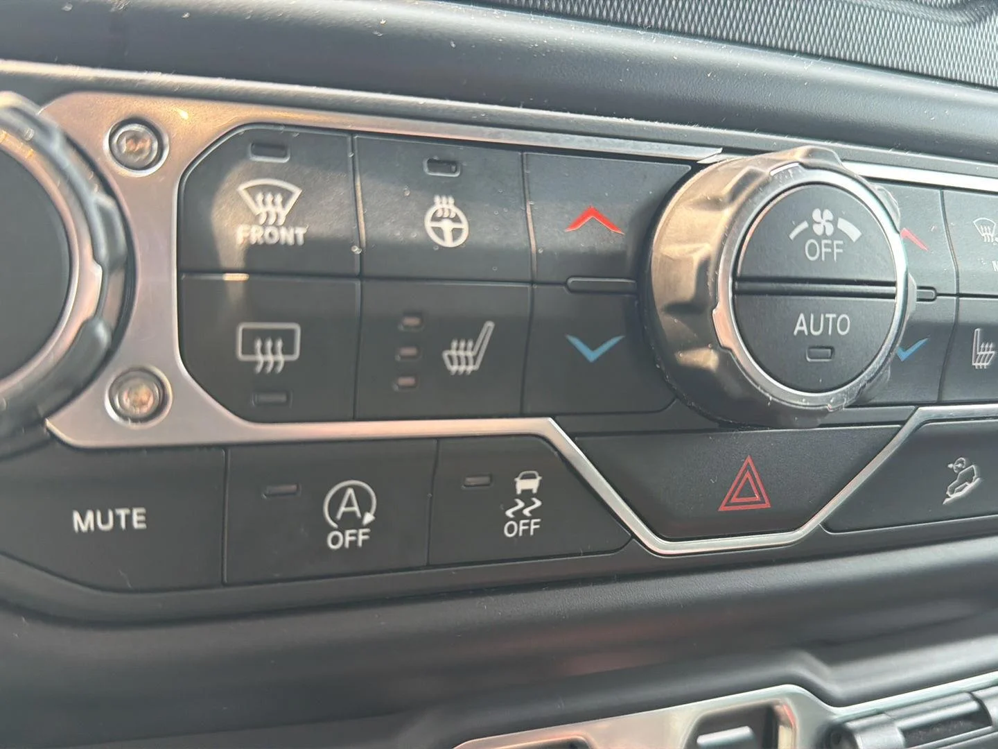 Used 2019 Bikini Pearlcoat Jeep Sport S image 12