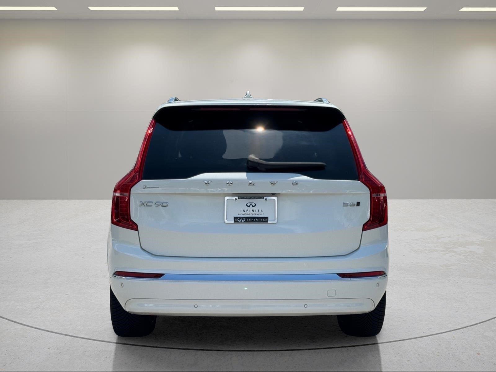 Used 2024 Crystal White Metallic Volvo Ultimate Bright Theme image 4