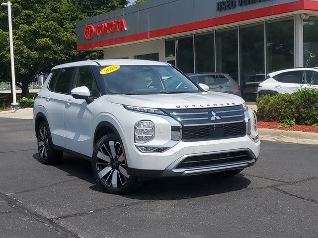 Used 2025  Mitsubishi SE image 31