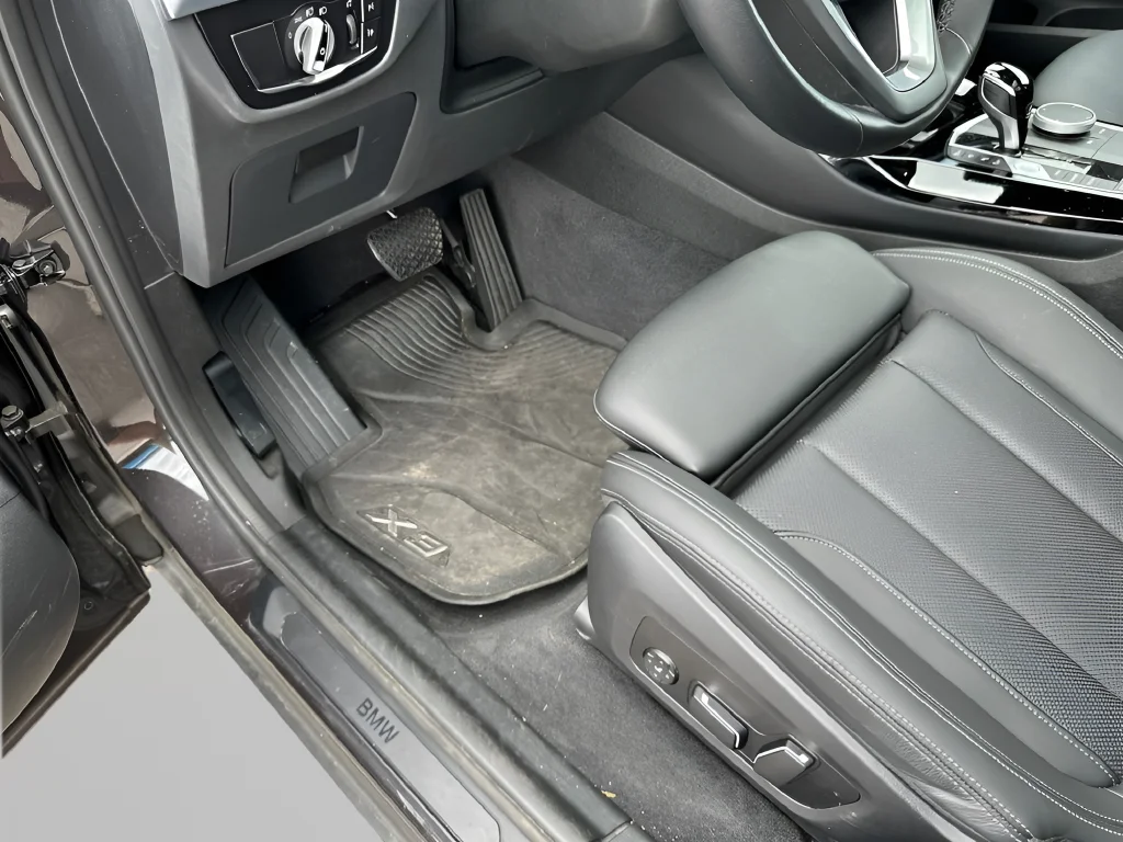 Used 2024 Gray BMW sDrive30i image 21