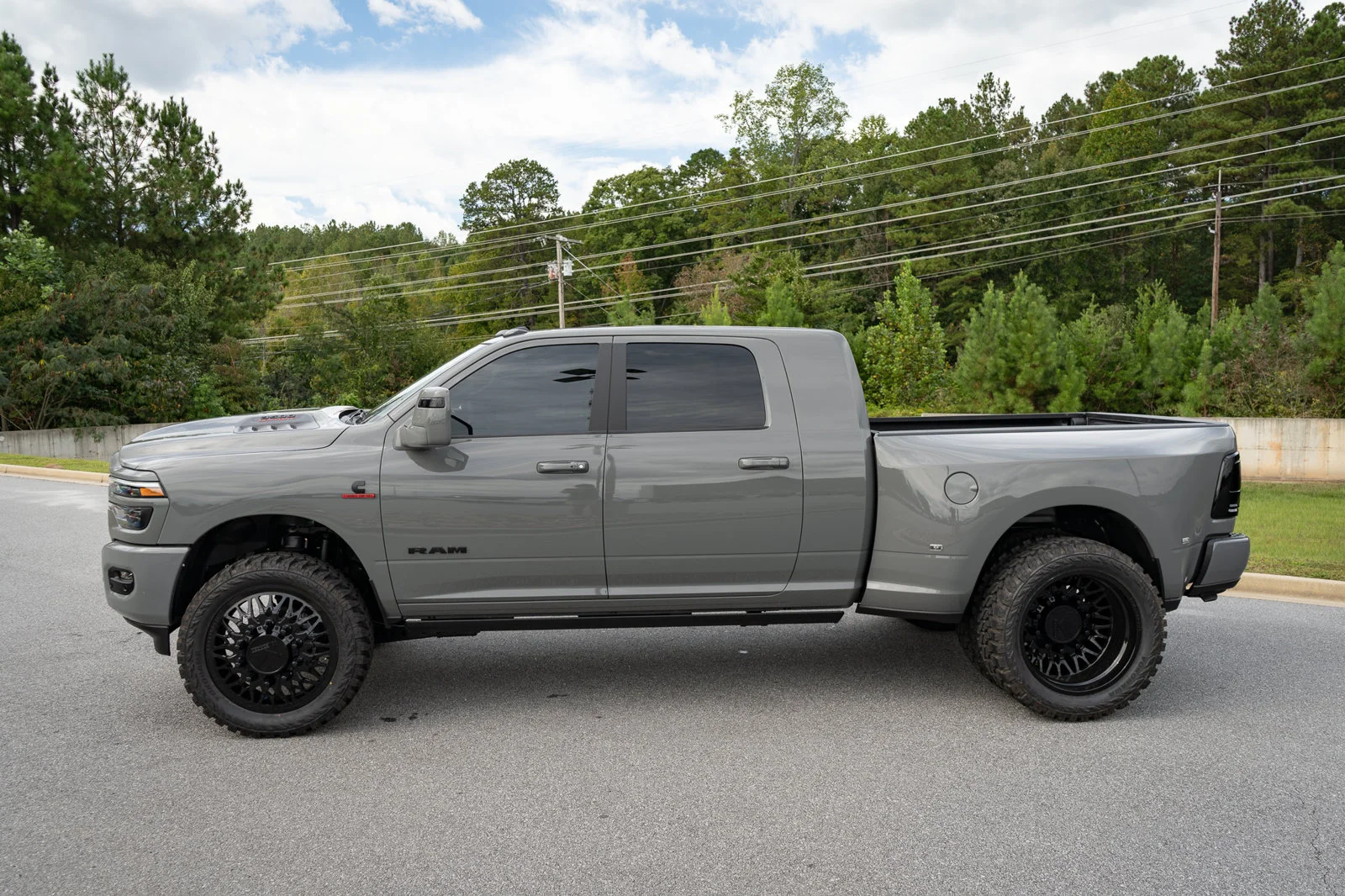 New 2026 Ceramic Gray Clear-Coat Exterior Paint RAM Laramie image 13