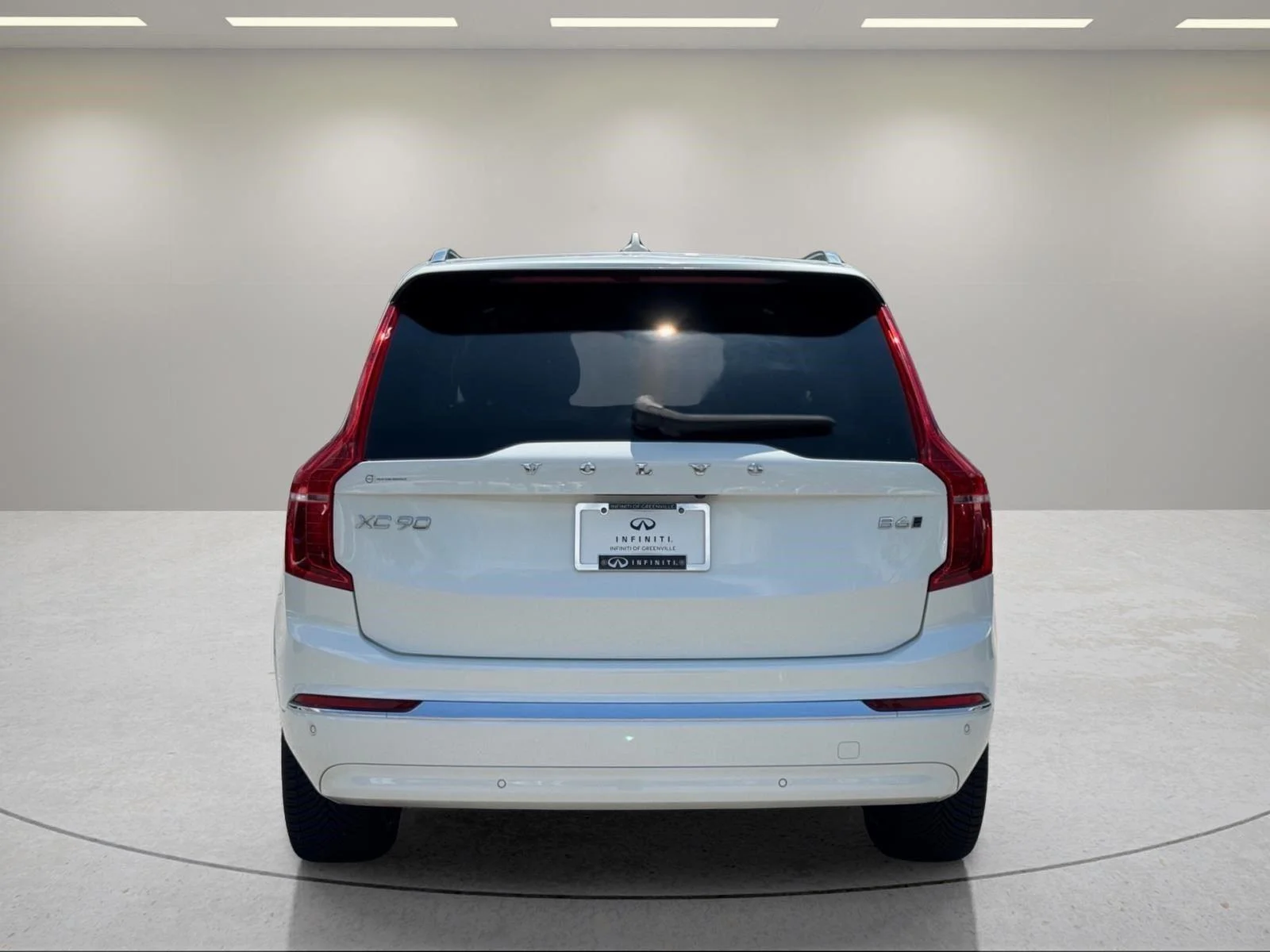 Used 2024 Crystal White Metallic Volvo Ultimate Bright Theme image 4