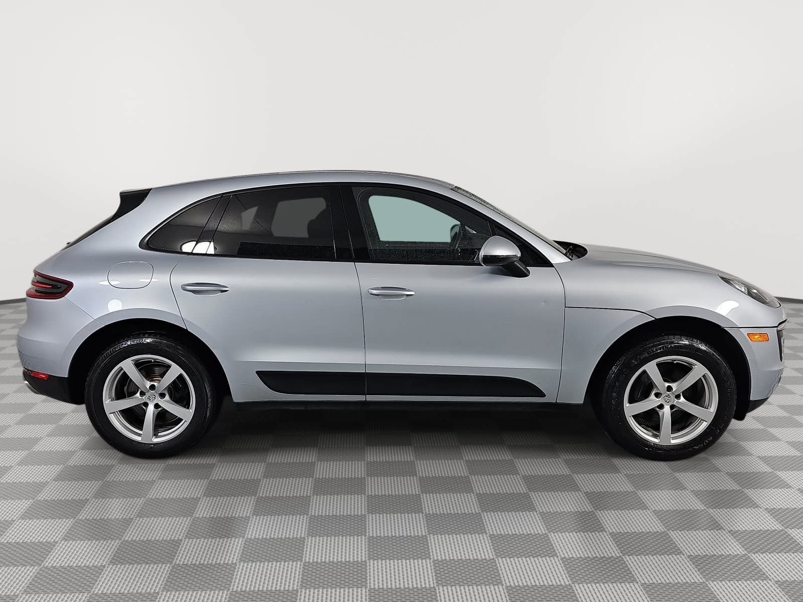 Used 2018 Silver Porsche  image 8