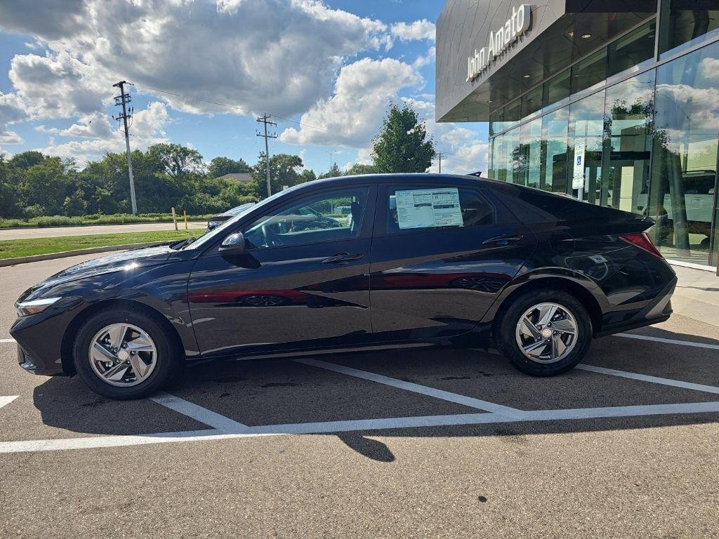 New 2026 Black Hyundai SE image 2