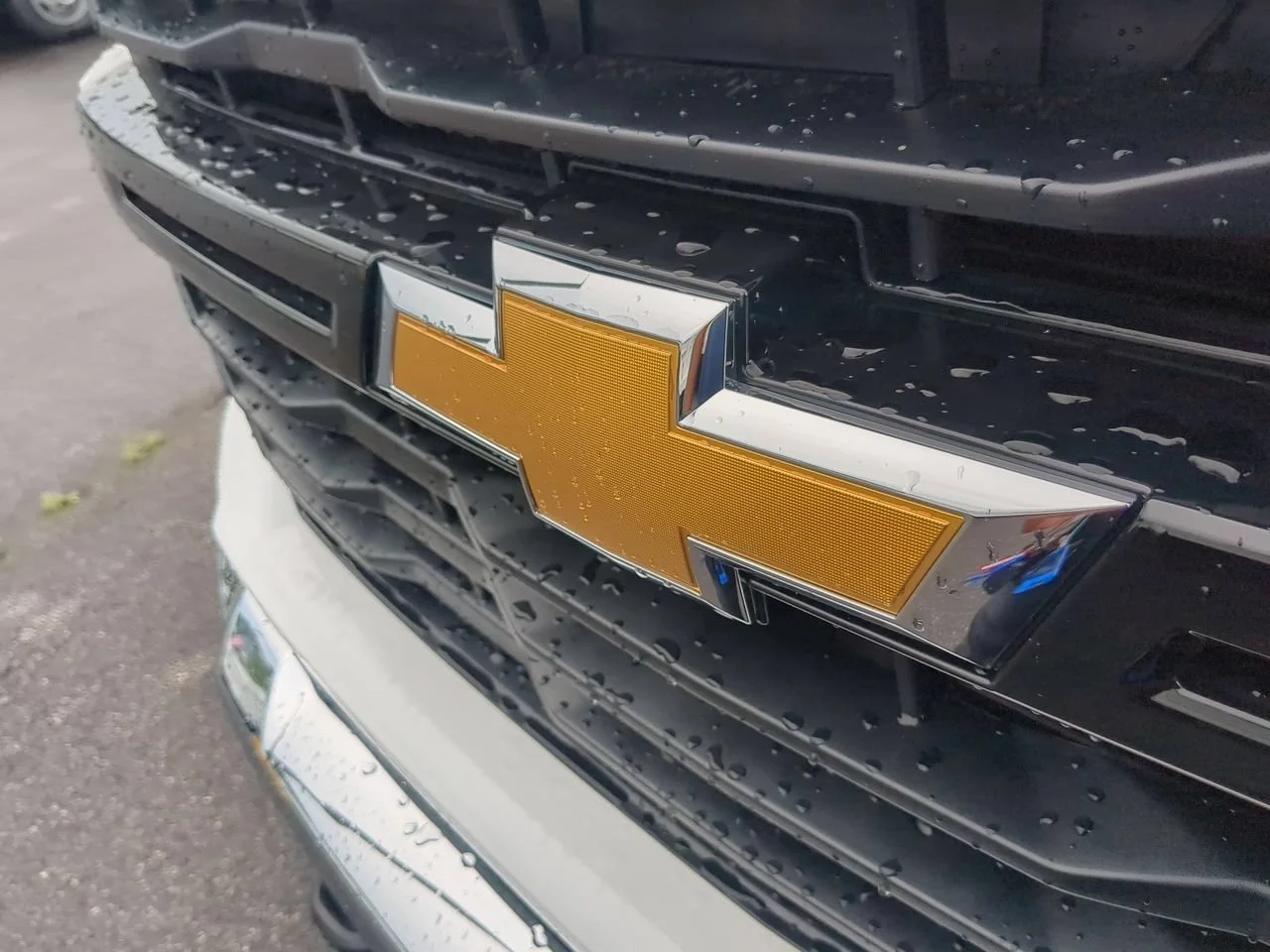 New 2026 Summit White Chevrolet WT image 29