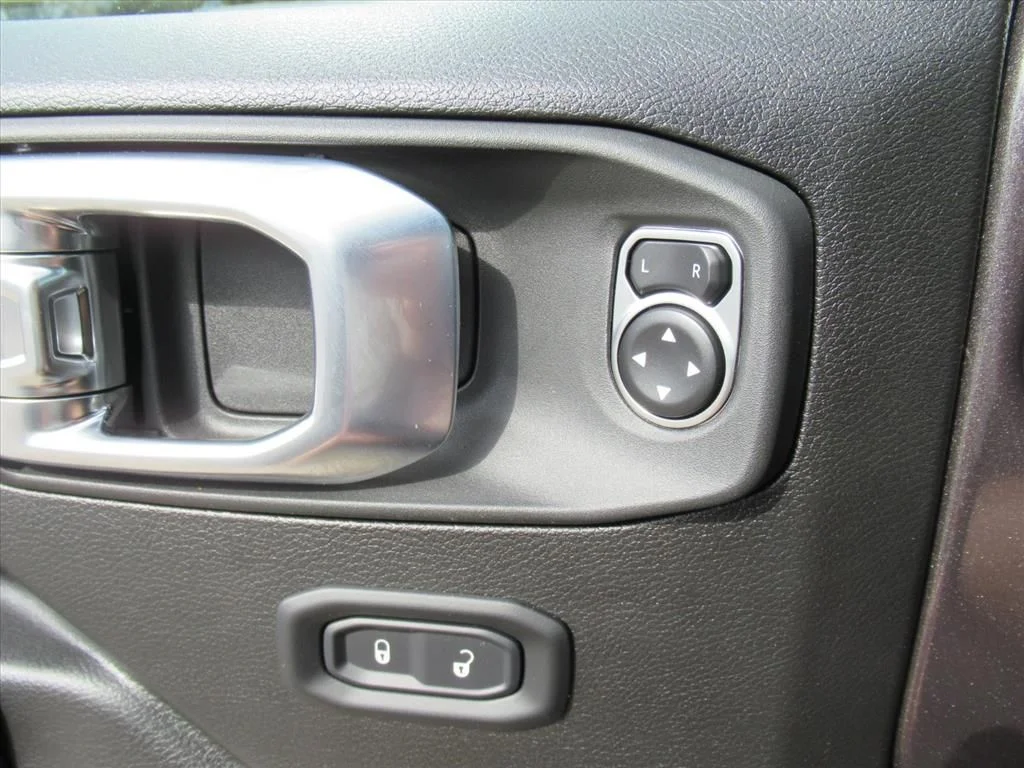 New 2026 Granite Crystal Metallic Clearcoat Jeep Sport S image 21