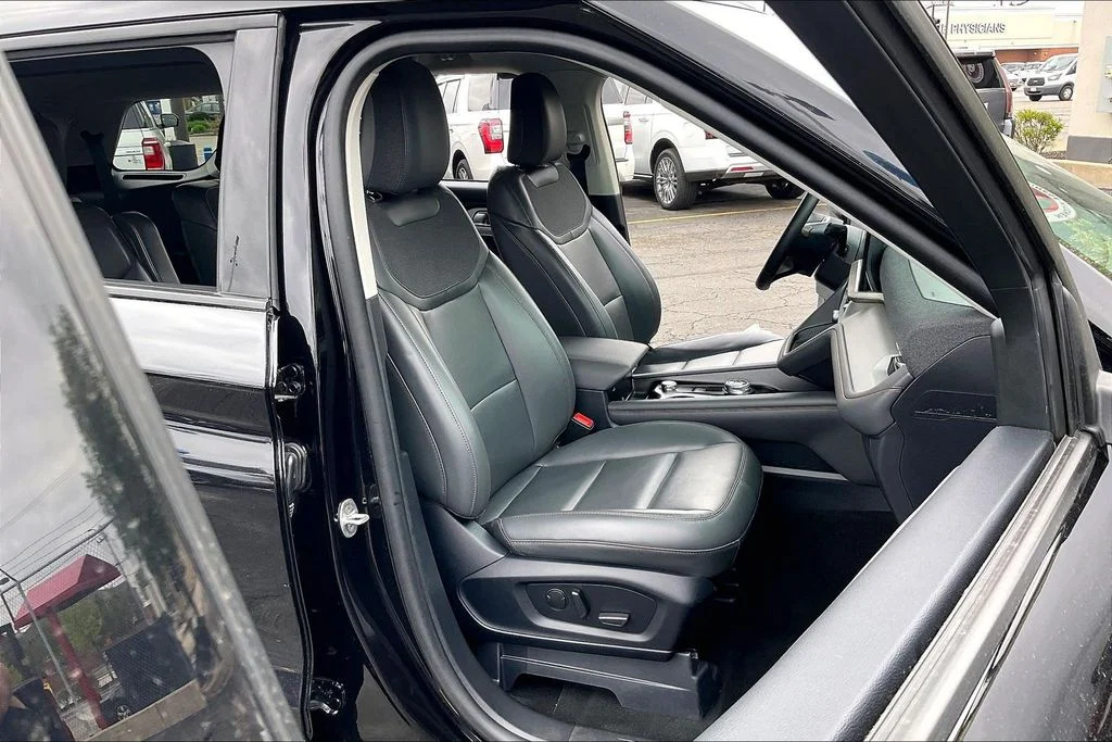 Used 2025 Black Metallic Ford Active image 6