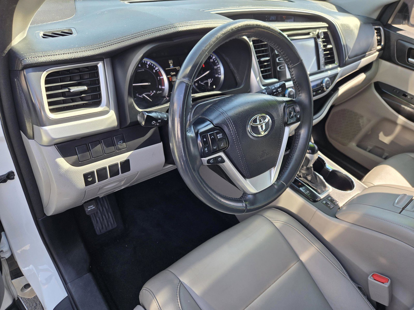 Used 2016 White Toyota XLE image 17