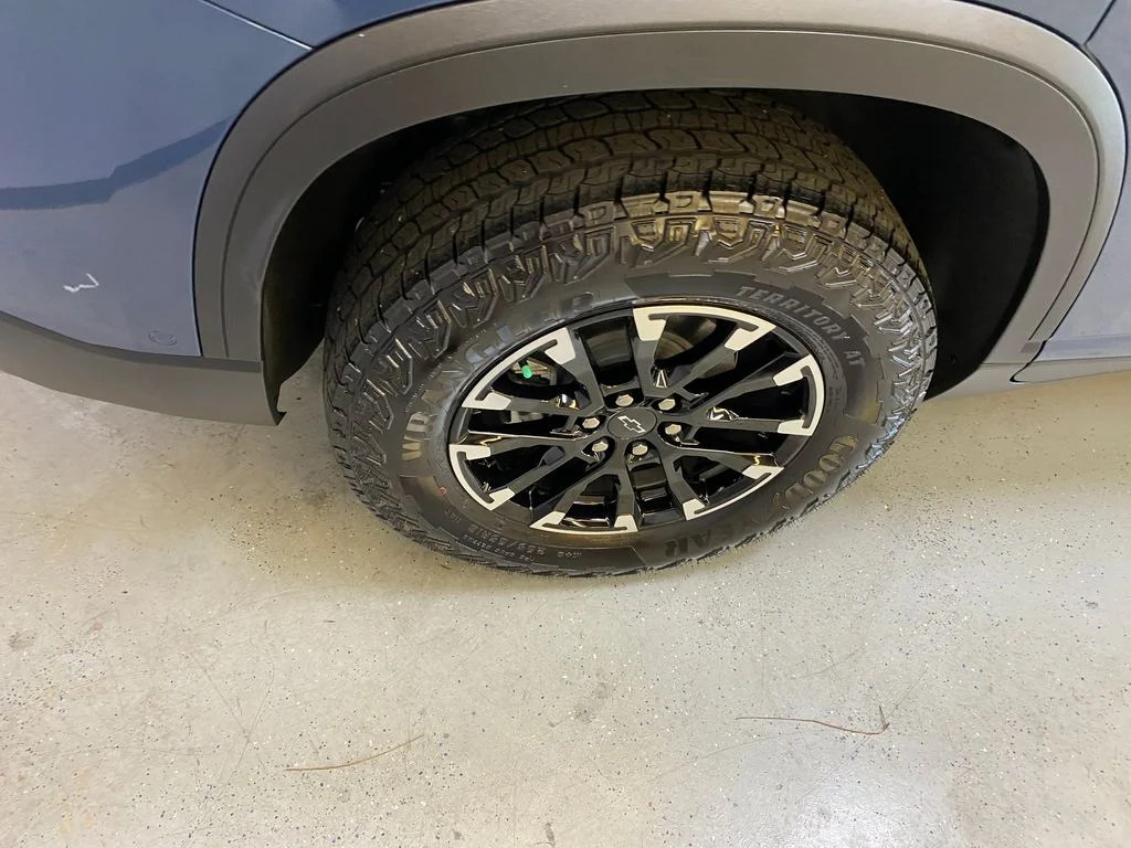 Used 2026 Blue Chevrolet Z71 image 13