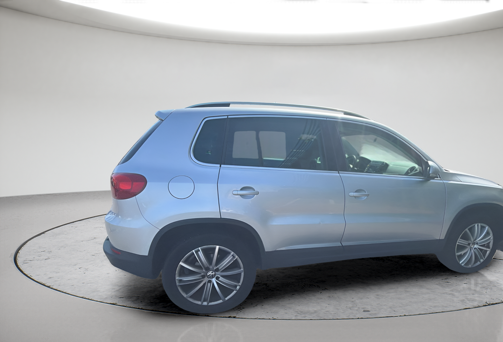 Used 2012 Silver Volkswagen SE image 2