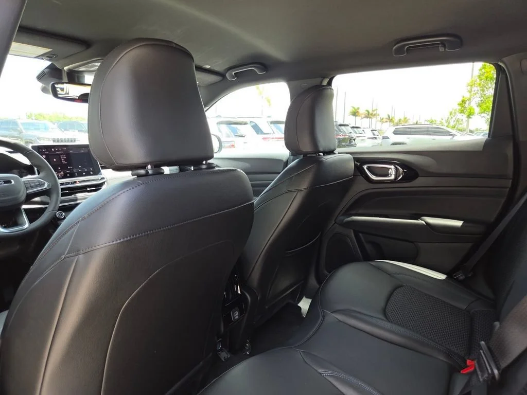 New 2026 Diamond Black Crystal Pearl-Coat Exterior Paint Jeep Latitude Altitude image 22