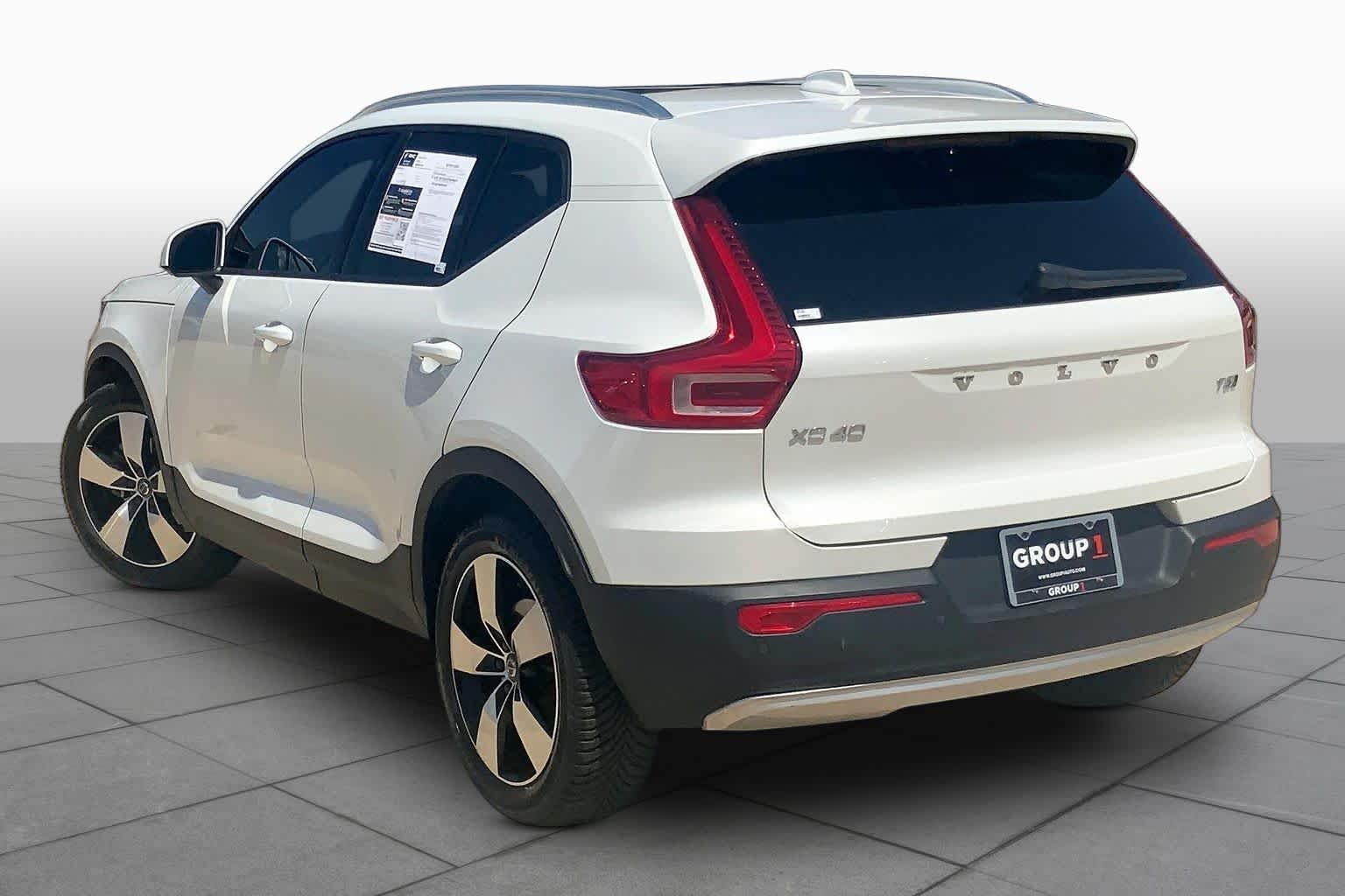 Used 2022 Crystal White Metallic Volvo Momentum image 12