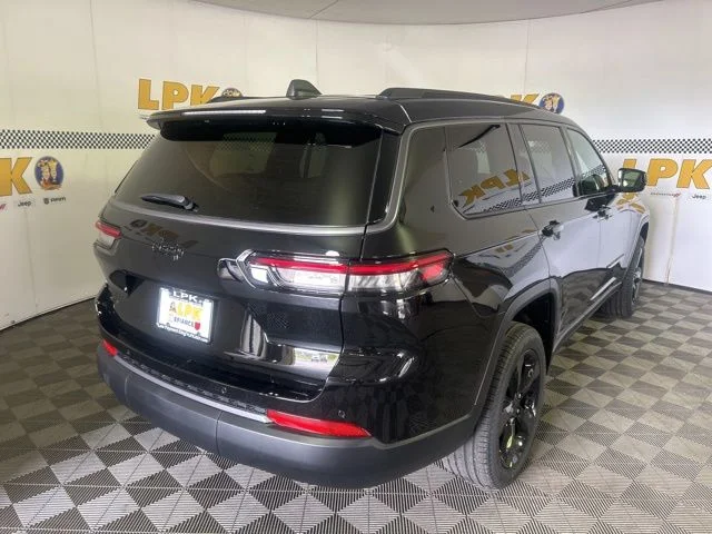 New 2026 Diamond Black Crystal Pearl-Coat Exterior Paint Jeep Limited image 3
