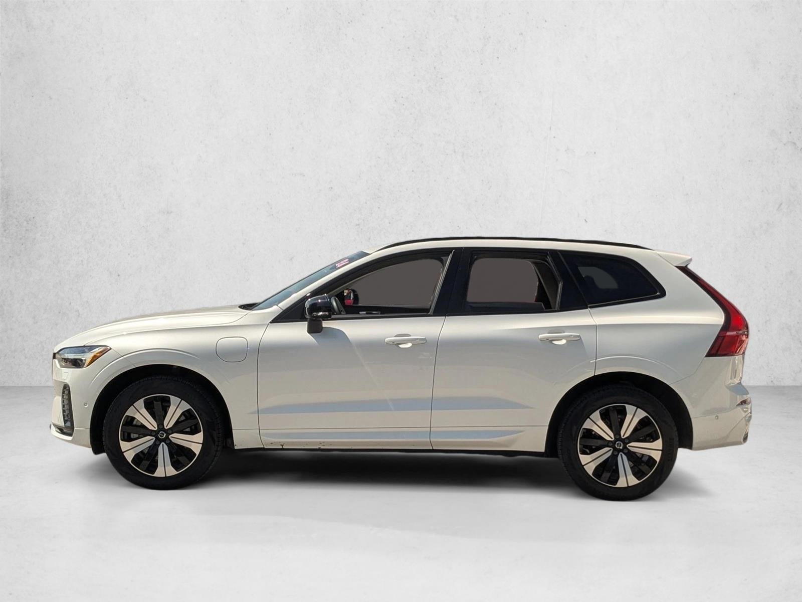 Used 2024 Crystal White Metallic Volvo Plus Dark Theme image 9