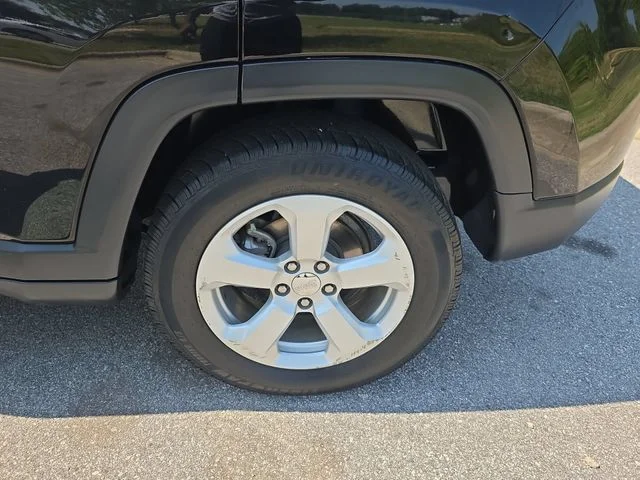 Used 2018 Black Jeep Latitude image 33