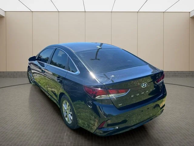 Used 2018 Black Hyundai SE image 18