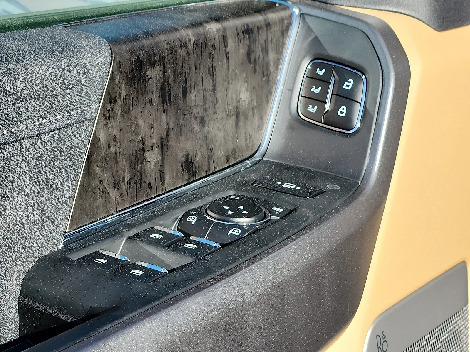 New 2026 Oxford White Ford LARIAT image 15